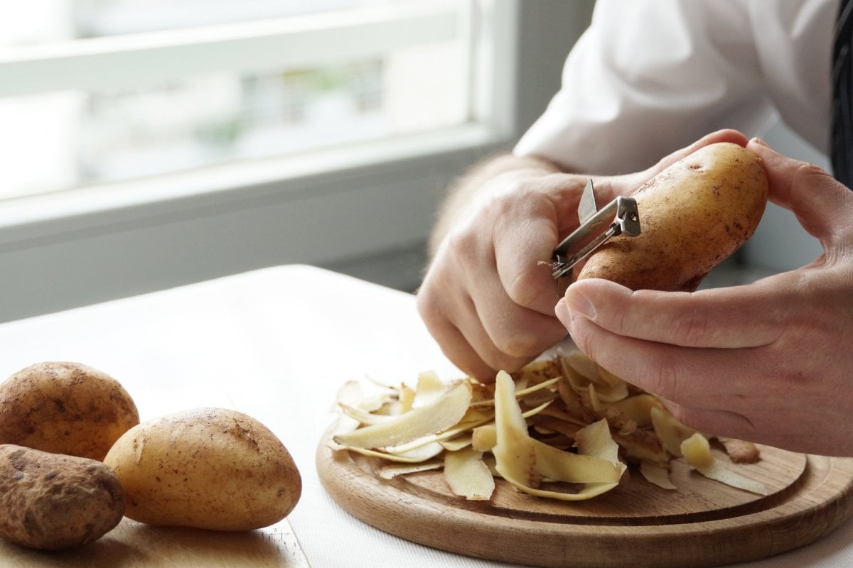 Soyulmuş patateslerin kararmasını önlemek için pratik yöntem #2