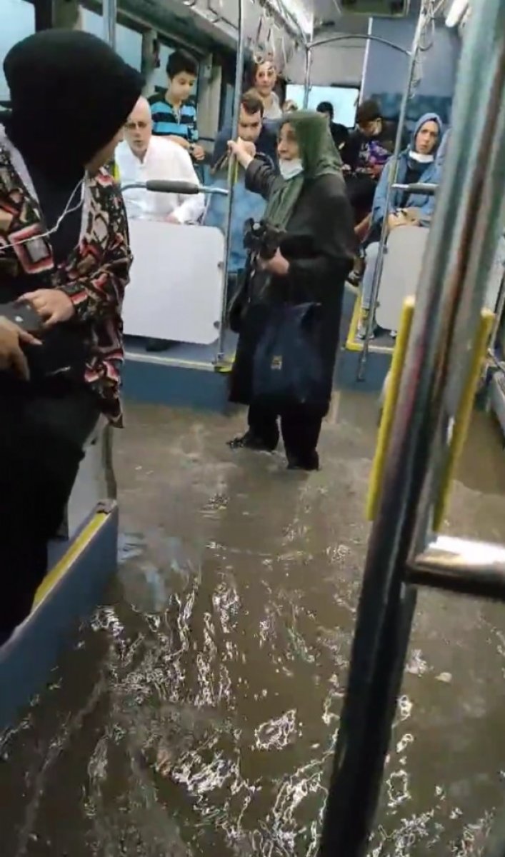 İstanbul da otobüsü su bastı  #2