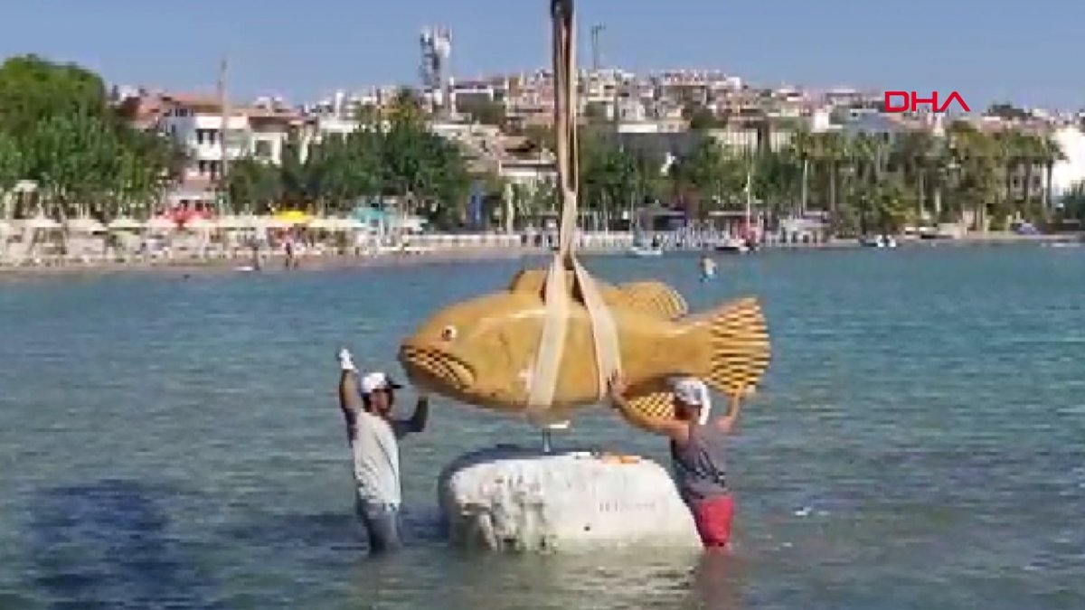 CHP li Datça Belediyesi, denizin içine heykel yaptı #2