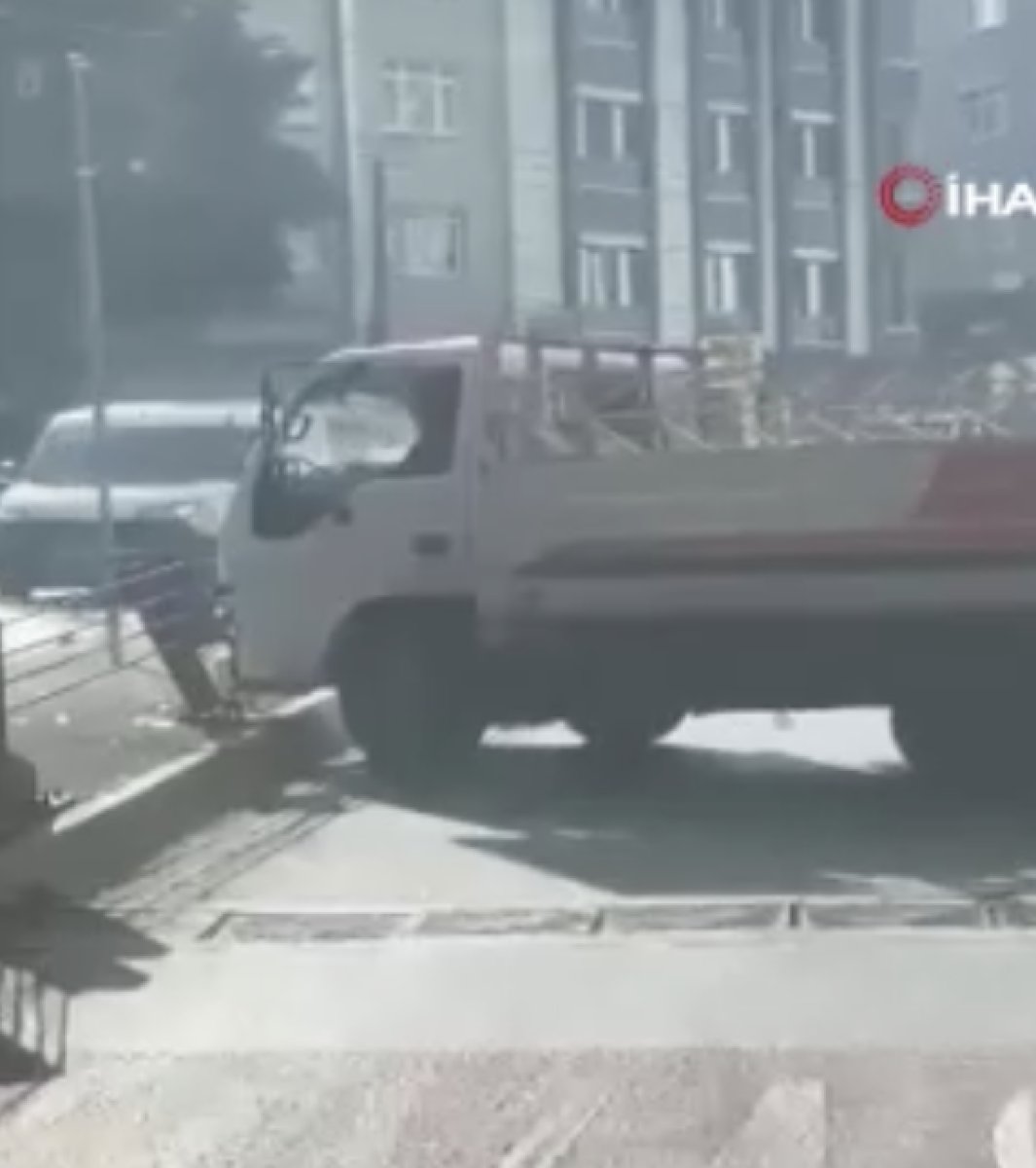 Zeytinburnu’nda kaza yapan şoför, araç sürücüsüne saldırdı #1