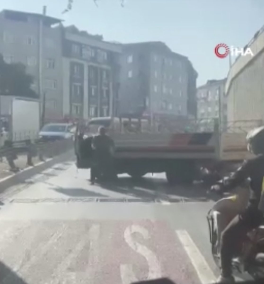 Zeytinburnu’nda kaza yapan şoför, araç sürücüsüne saldırdı #2