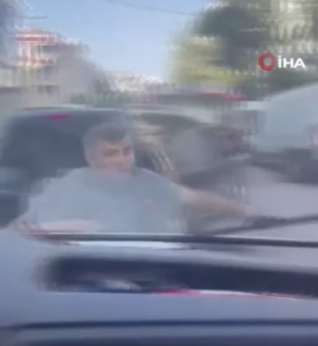 Zeytinburnu’nda kaza yapan şoför, araç sürücüsüne saldırdı #5