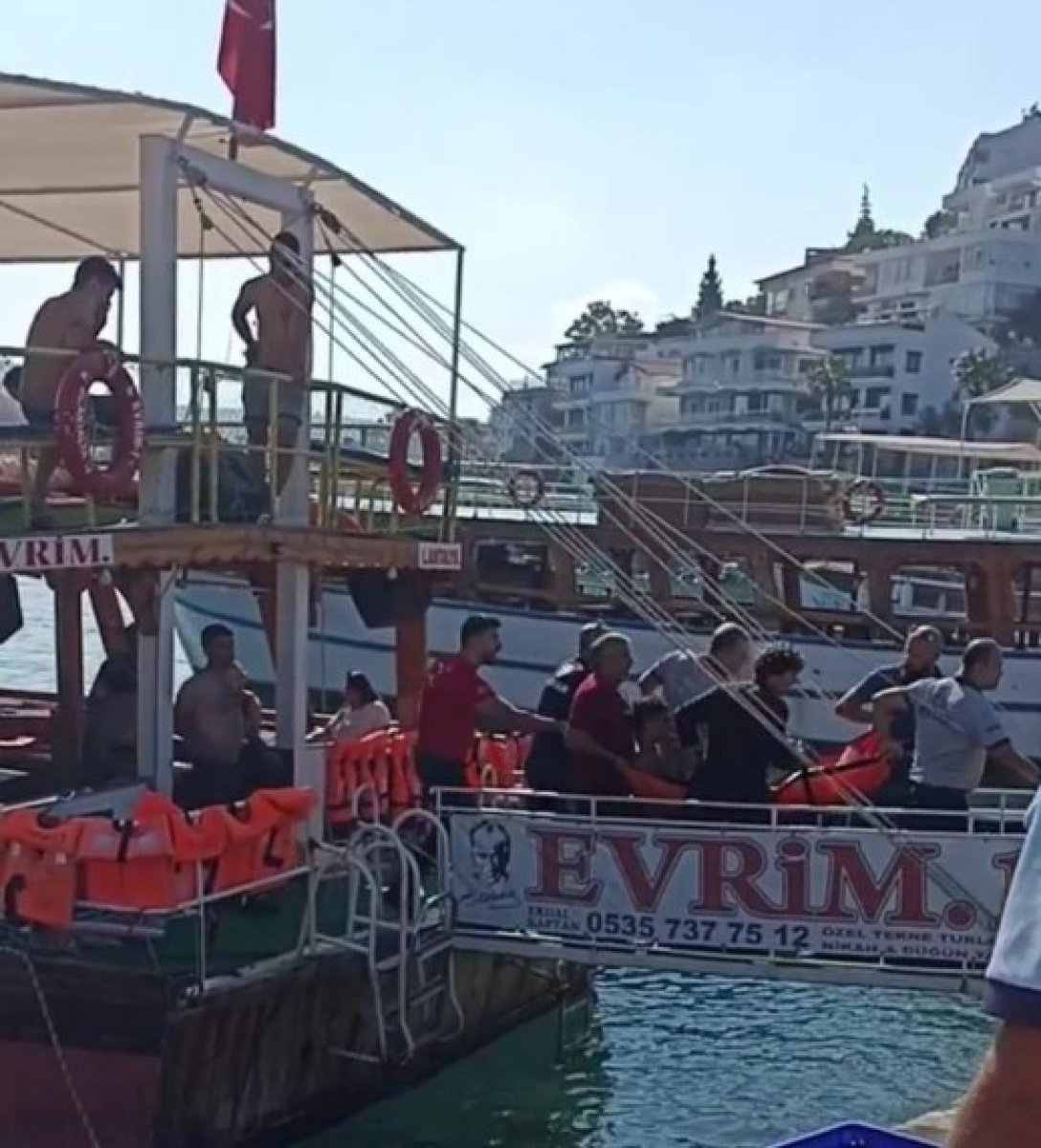 Kuşadası nda bir tur teknesinde çalışan gencin ayağı koptu #1
