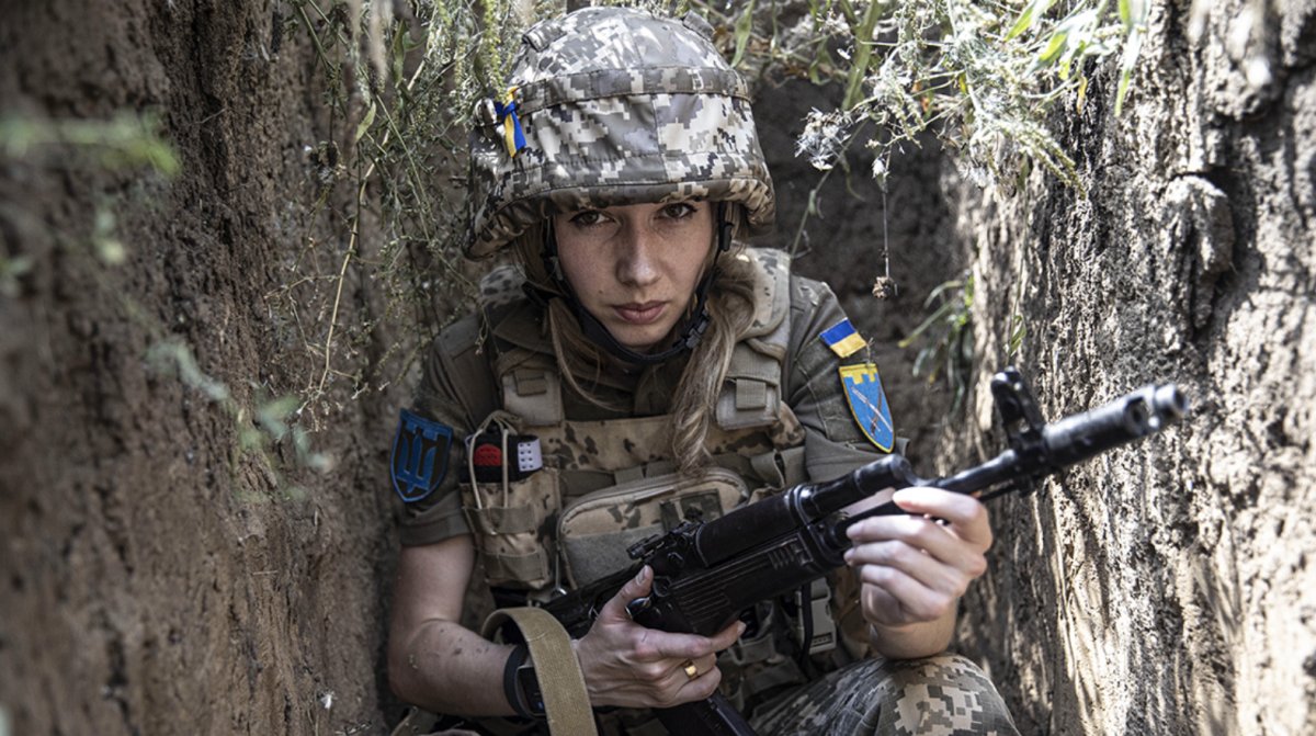 Ukraynalı kadın askerlerin ön cephedeki mücadelesi görüntülendi #4