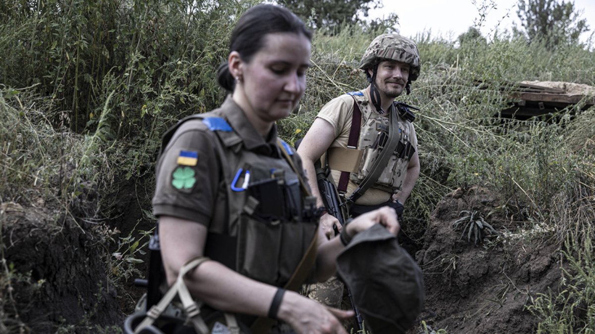 Ukraynalı kadın askerlerin ön cephedeki mücadelesi görüntülendi #1