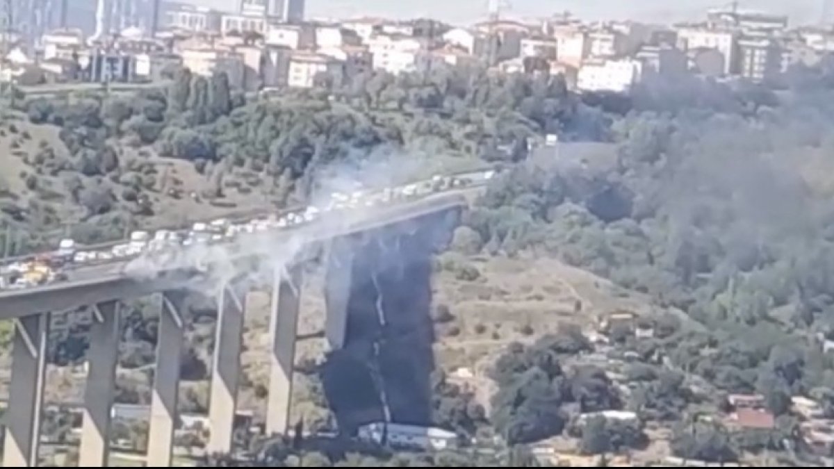 Kağıthane'nin Sadabad Viyadüğü'nde araç yandı