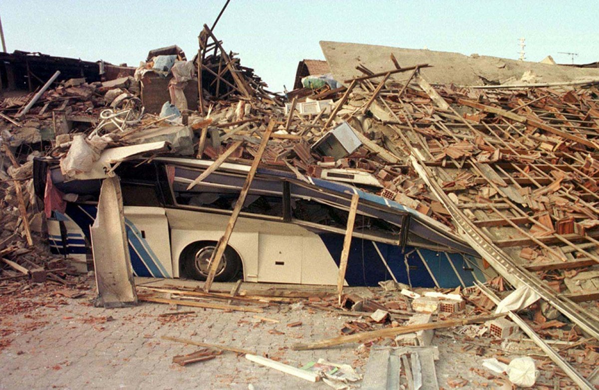 Kocaeli merkezli 17 Ağustos Depremi nin üzerinden 23 yıl geçti #12