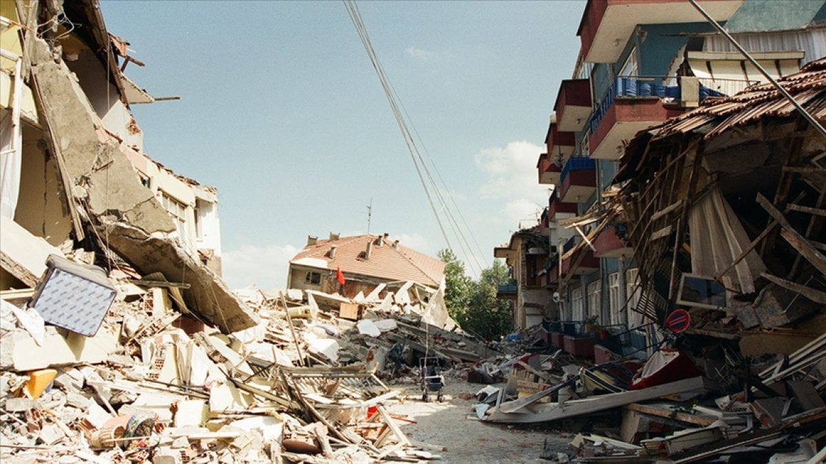 Kocaeli merkezli 17 Ağustos Depremi nin üzerinden 23 yıl geçti #1