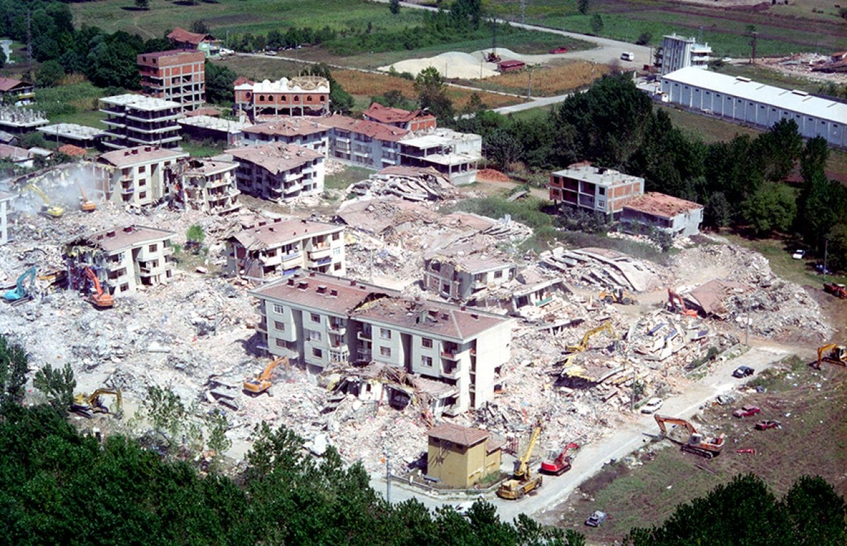 Kocaeli merkezli 17 Ağustos Depremi nin üzerinden 23 yıl geçti #23