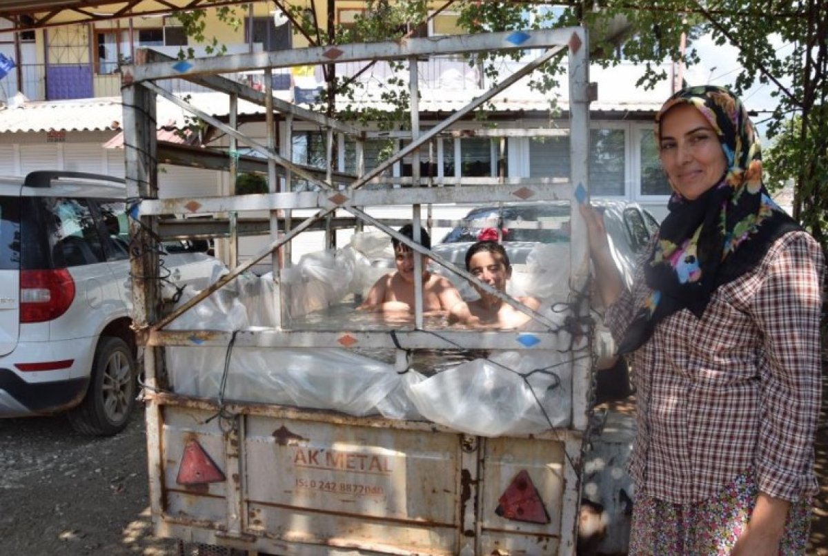 Antalya da denize gidemeyen çocuklar için römorku havuza çevirdiler #2