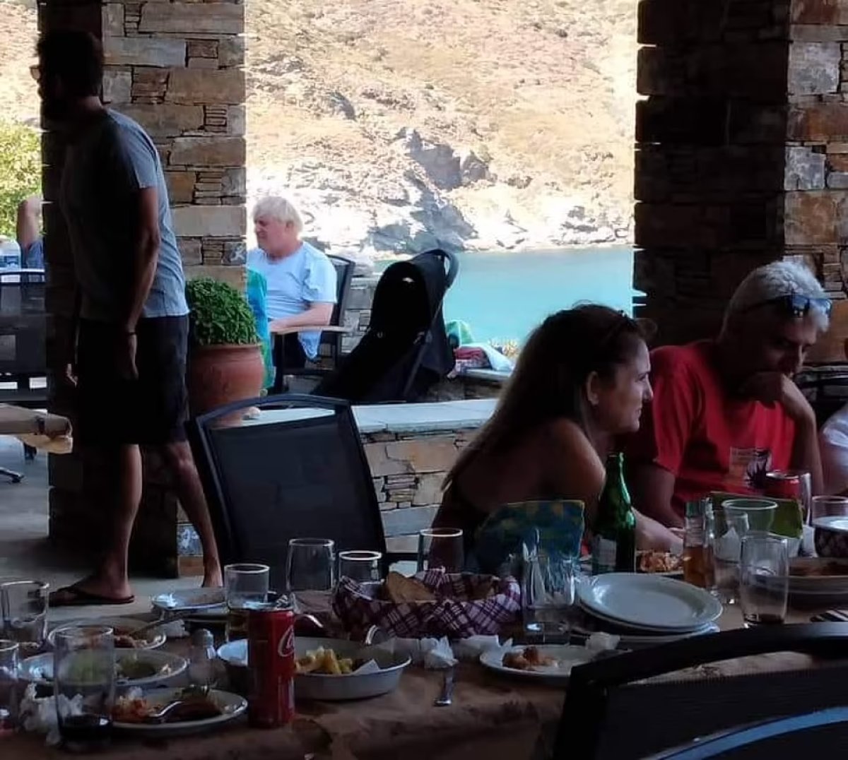 Boris Johnson, Yunan adasında tatil yaparken görüntülendi #4
