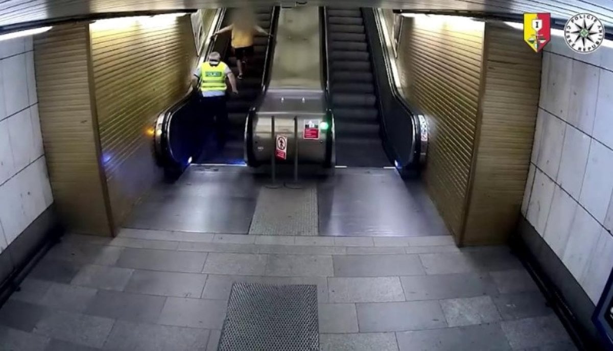 A thief caught upside down on an escalator in Czechia #3