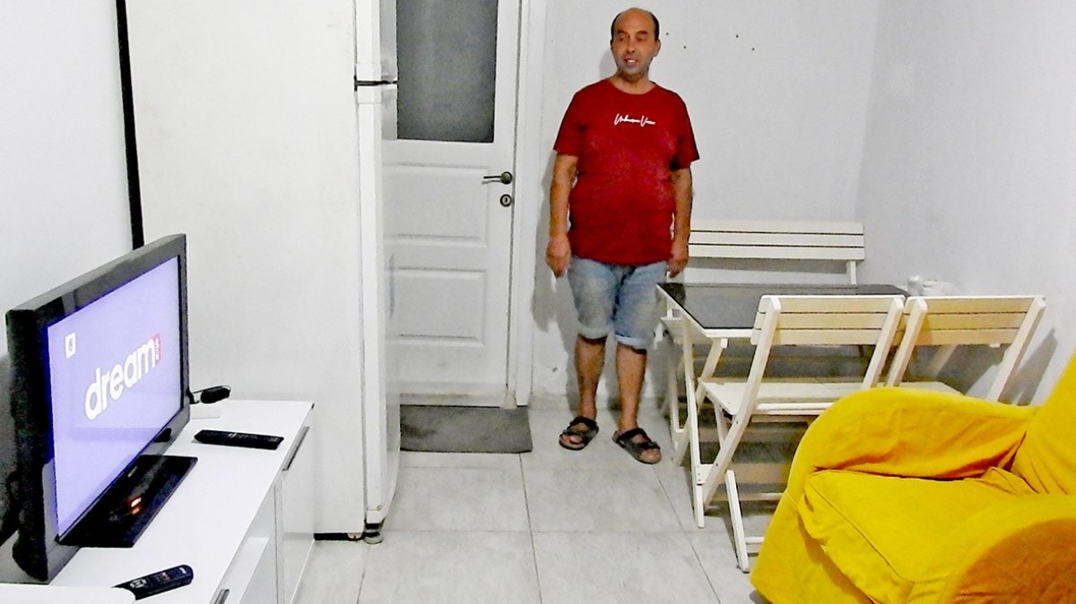 İzmir’de evsiz kalan ev sahibi, kiracılarının yanına taşındı  #1