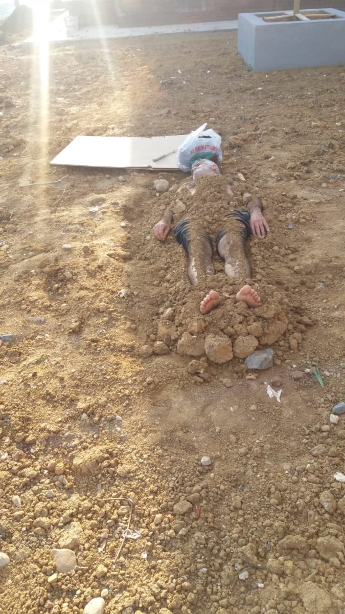 Esenler’de eşini gömüp başında dua etti, gerçek polis gelince anlaşıldı  #2