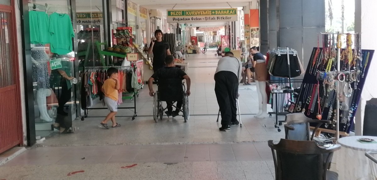 Antalya da engelli taklidi yapan dilenciler, zabıtayı tehdit etti #4