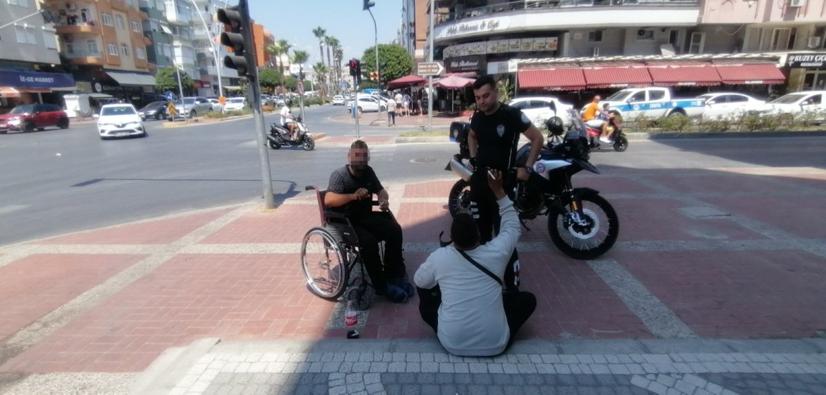 Antalya da engelli taklidi yapan dilenciler, zabıtayı tehdit etti #1