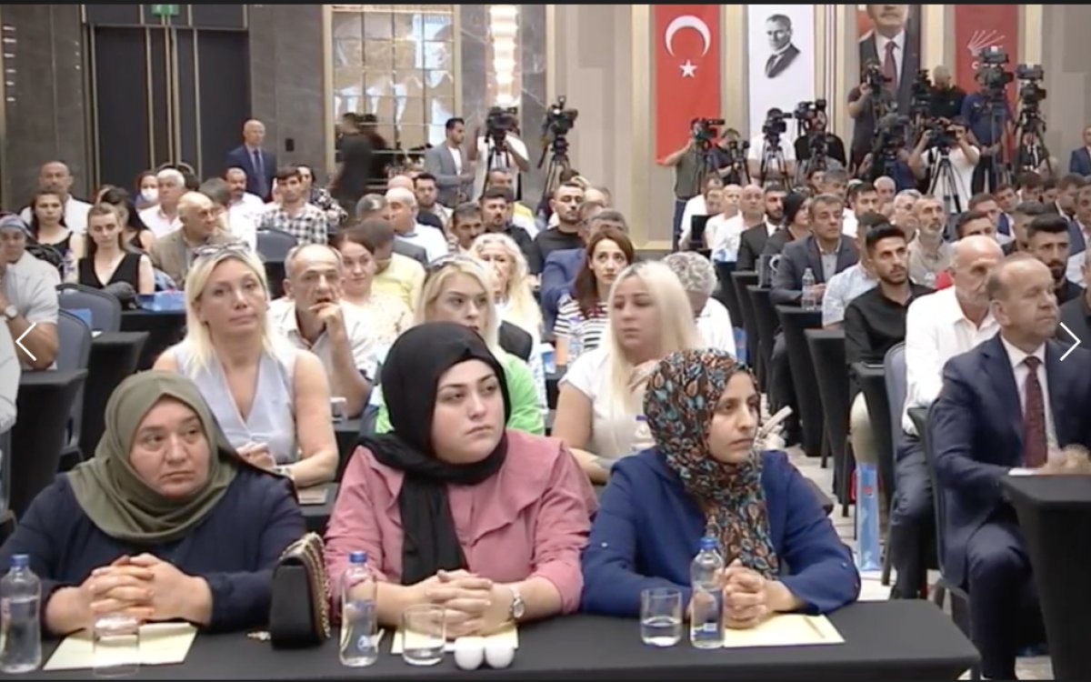 CHP toplantısında başörtülü kadın yoğunluğu #1
