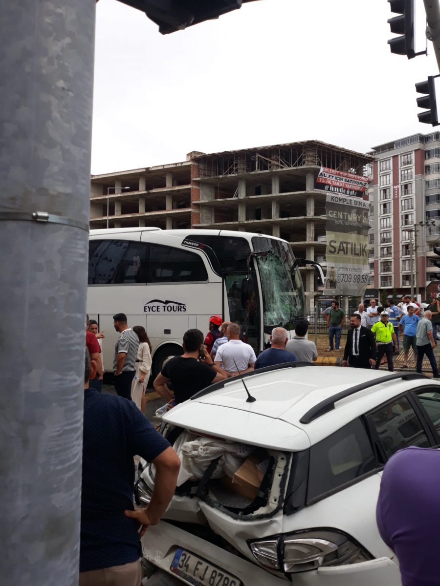 Trabzon’da tur otobüsü, kırmızıda bekleyen araçların arasına daldı  #6