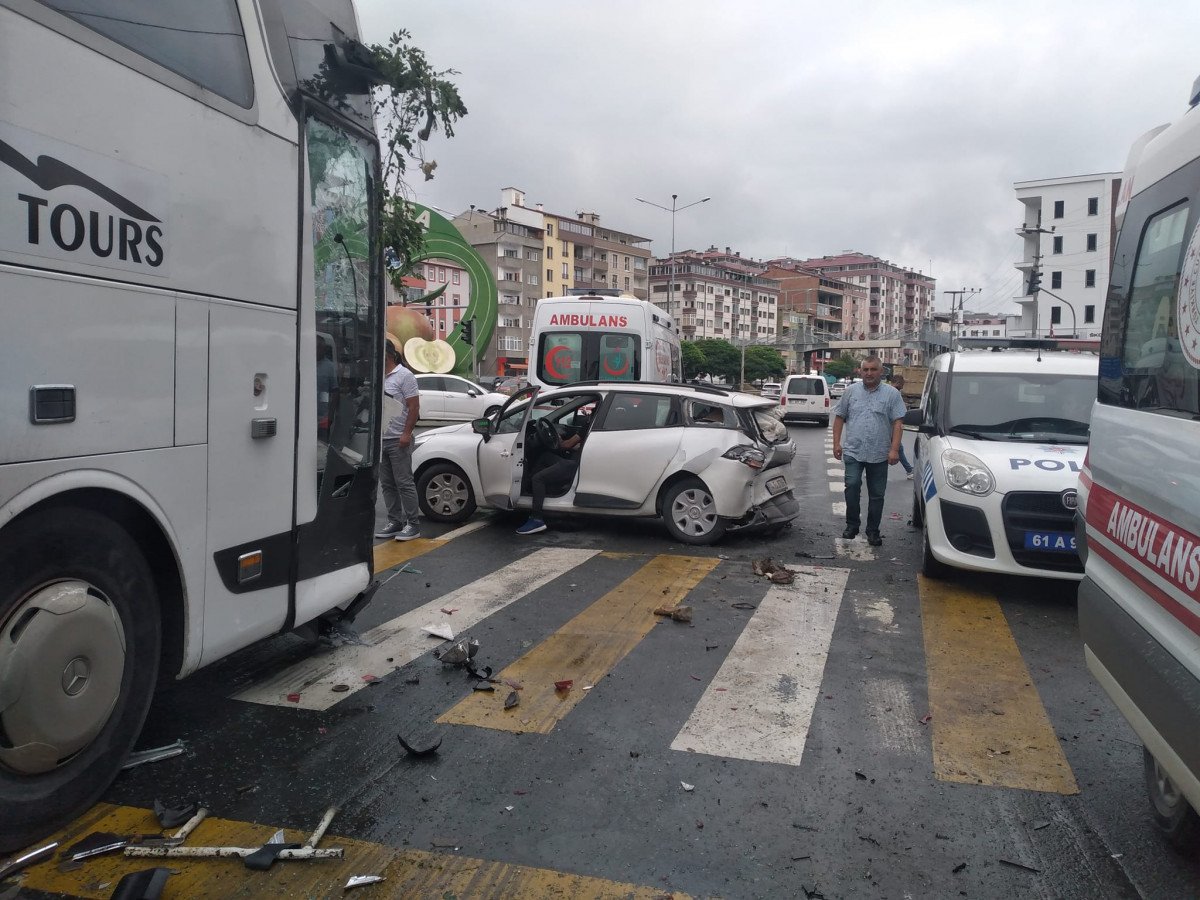 Trabzon’da tur otobüsü, kırmızıda bekleyen araçların arasına daldı  #1