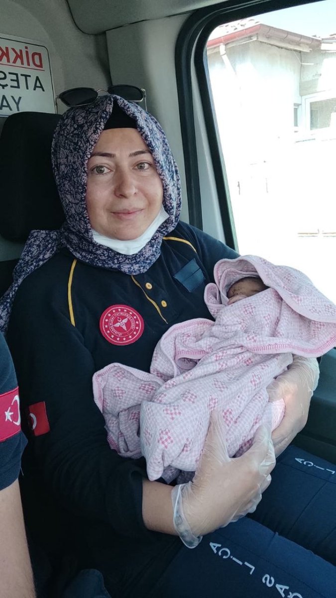 Konya’da yeni doğmuş bebeği arabanın bagajının üstüne bıraktılar #3
