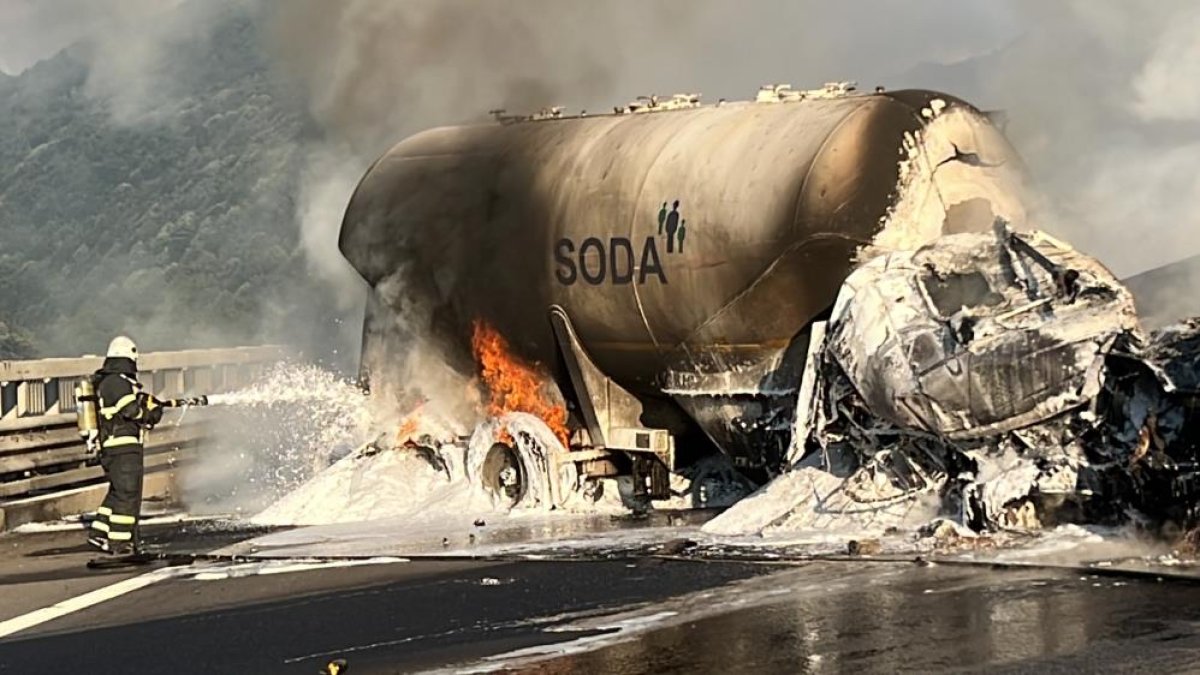 Bolu da seyir halindeki tanker ve tır çarpıştı: Araçlar alev alev yandı #2