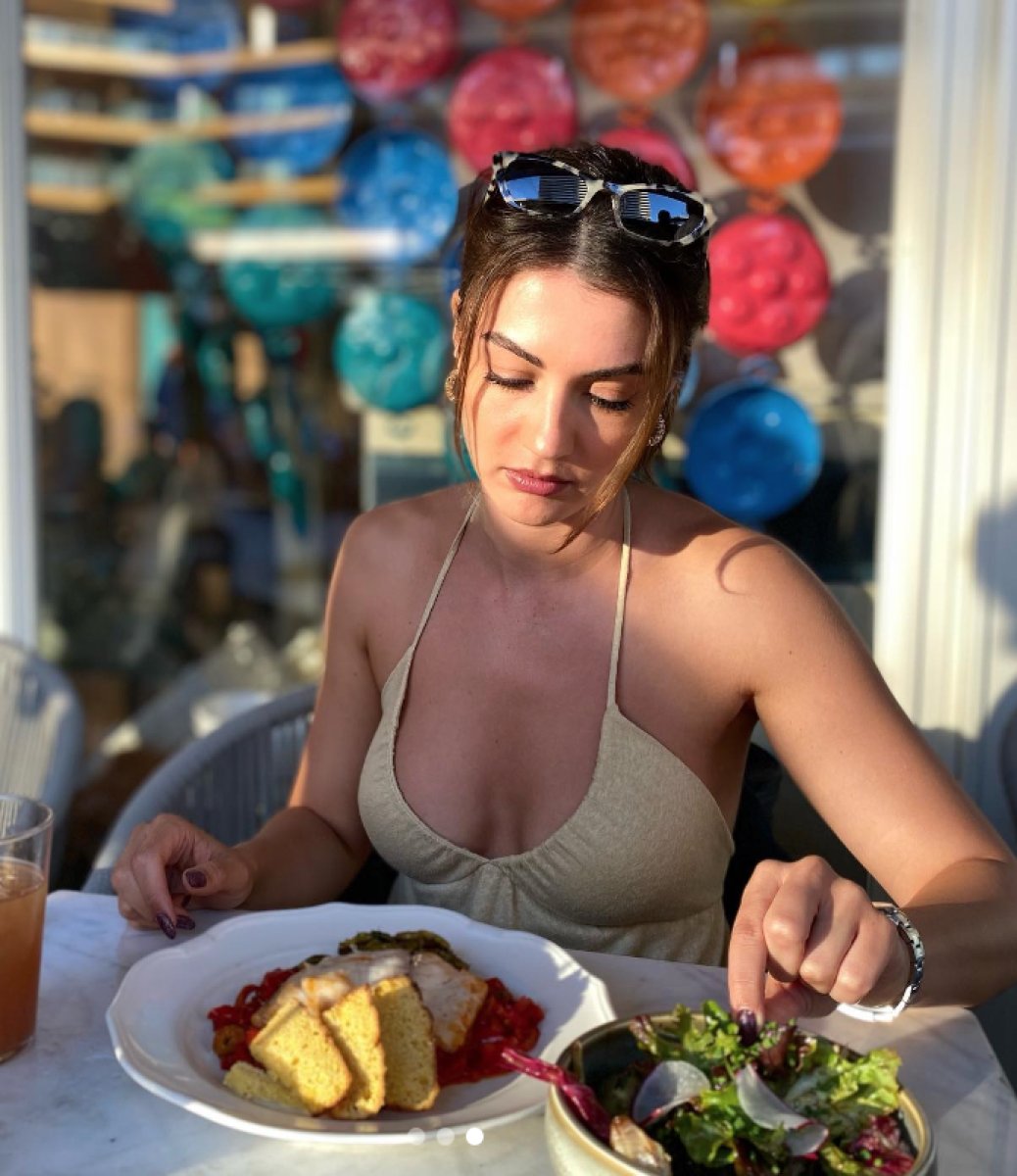 Burcu Özberk in dekolteli pozları sosyal medyayı salladı! 