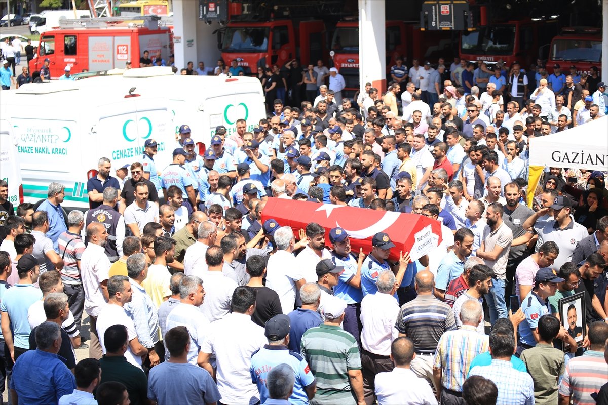 Gaziantep teki kazada hayatını kaybedenler son yolculuğuna uğurlandı #18