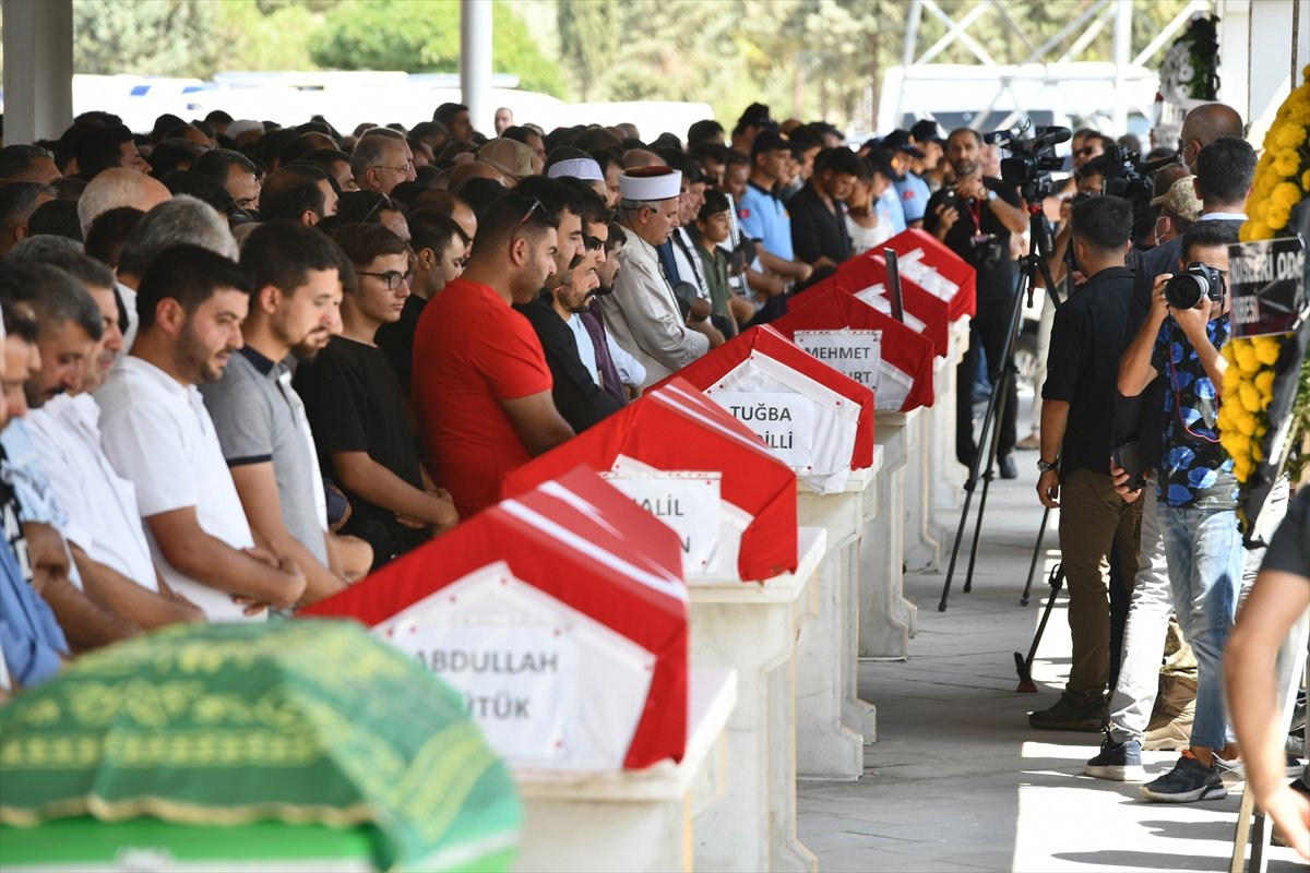 Gaziantep teki kazada hayatını kaybedenler son yolculuğuna uğurlandı #25