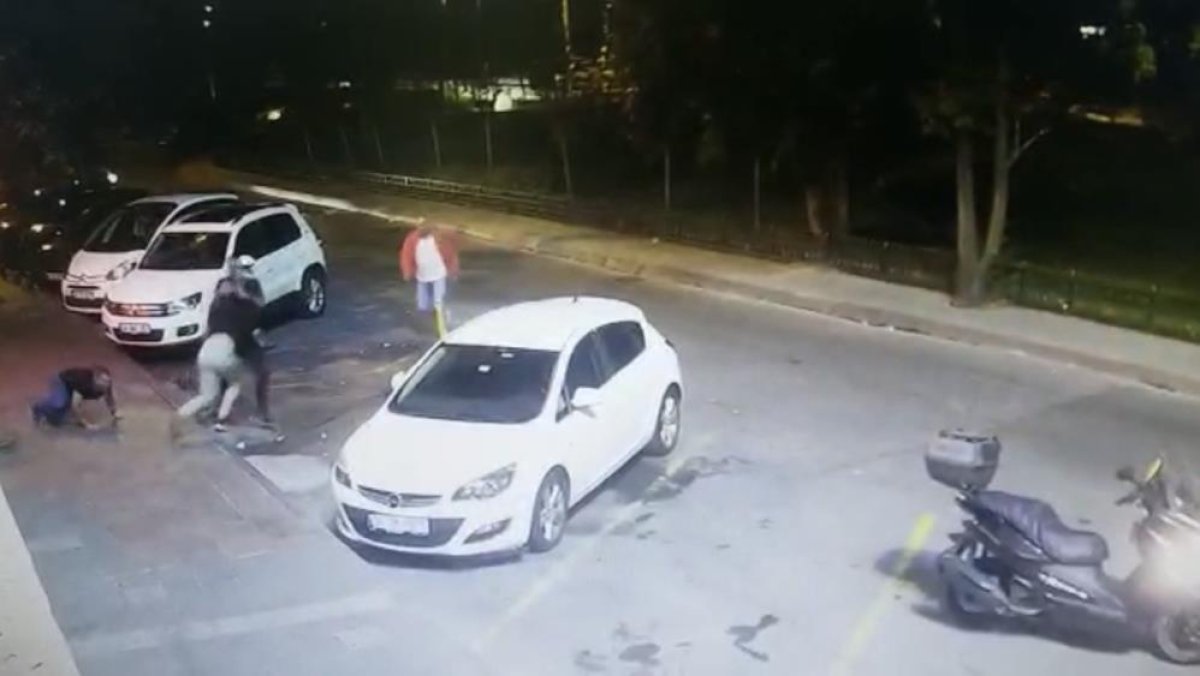 Kadıköy’de motokurye alkollü 3 şahsa Mike Tyson yumruğu attı #3