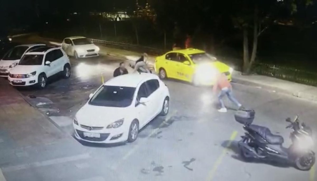 Kadıköy’de motokurye alkollü 3 şahsa Mike Tyson yumruğu attı #1