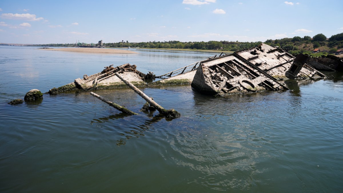 Drought exposes sunken warships in Danube