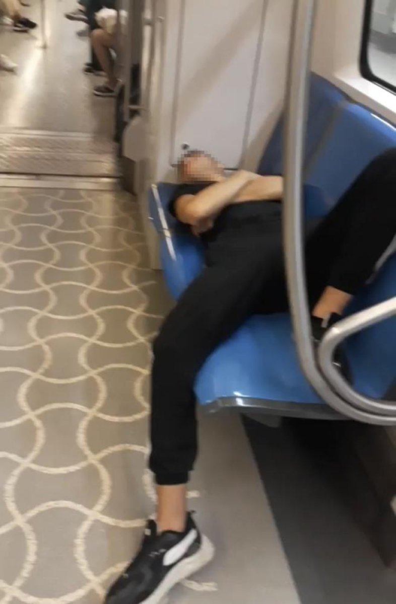 Metroda koltuklara uzanarak uyuyan bir grup genç kamerada #2