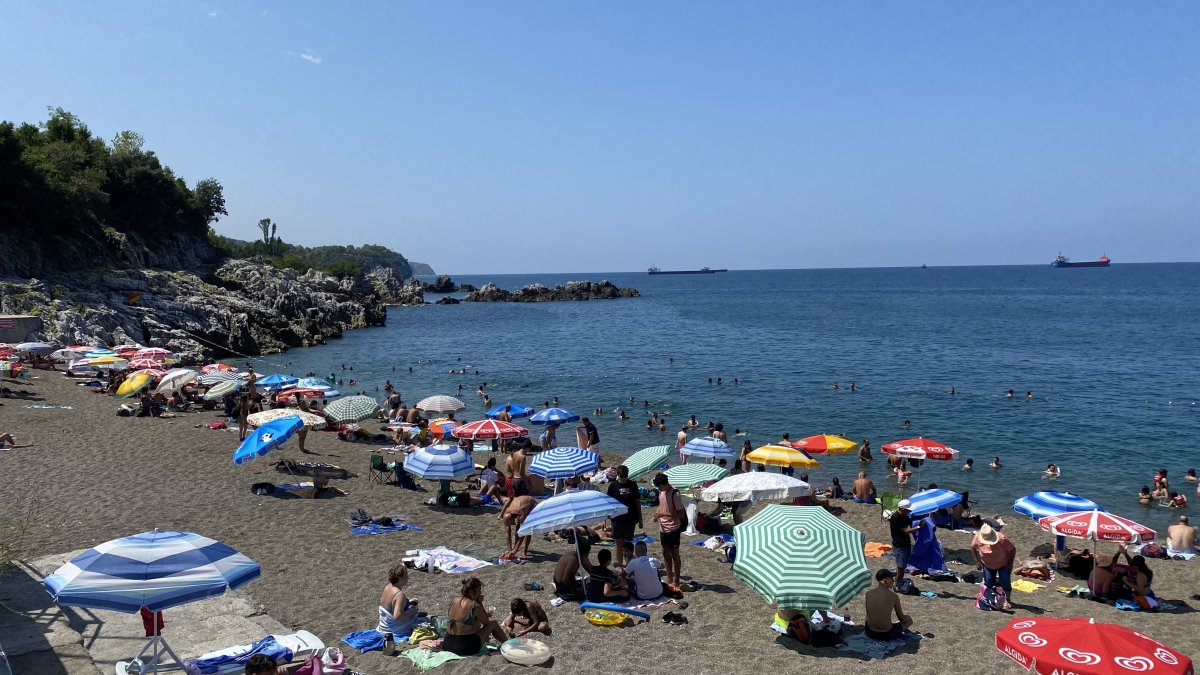 Zonguldak ta vatandaşlar halk plajına akın etti #1