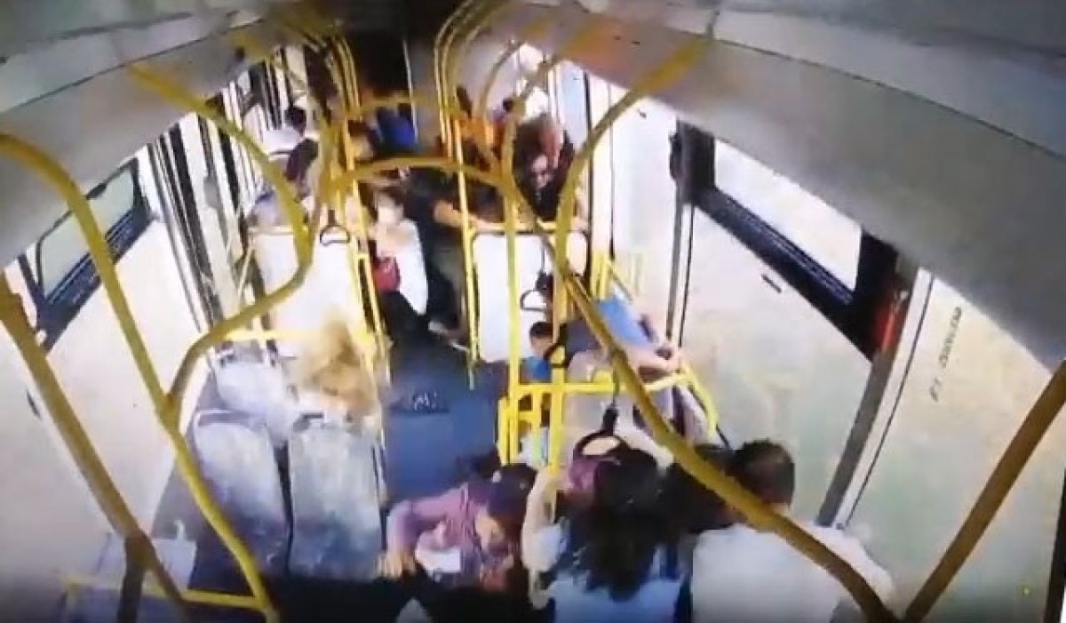 Bursa’da, belediye otobüsündeki yolcuların kaza anındaki görüntüleri #1