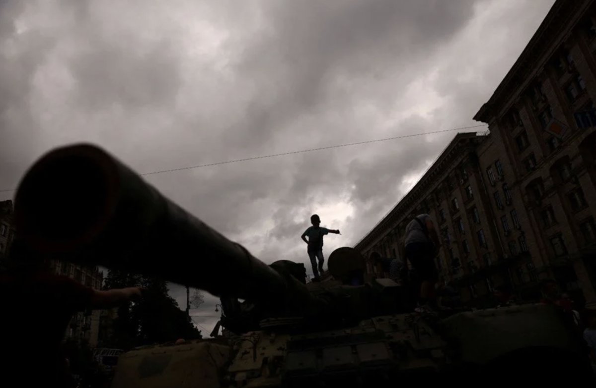 Ukrayna nın ele geçirdiği Rus tankları Kiev de sergileniyor #5