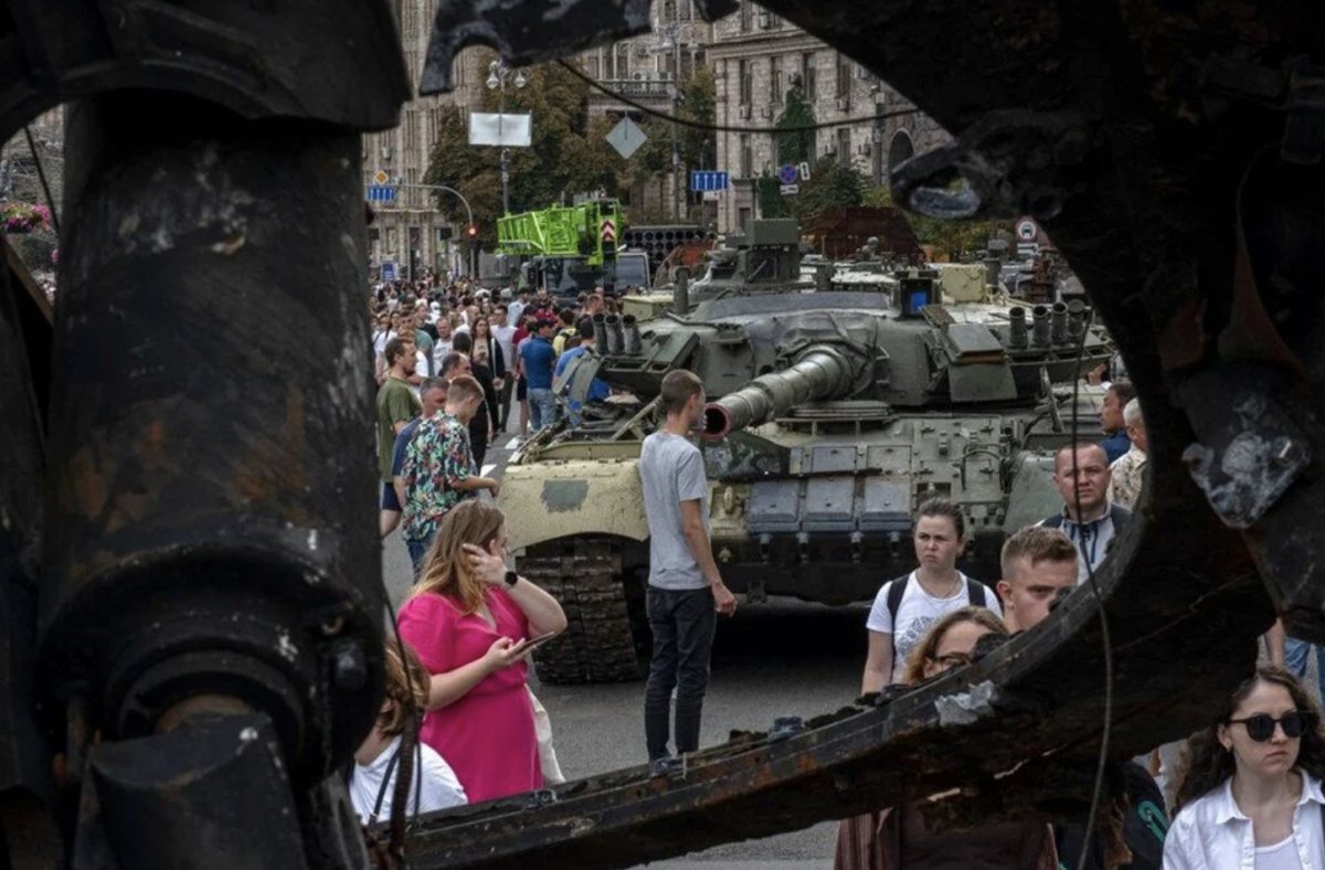 Russian tanks captured by Ukraine are on display in Kyiv #8