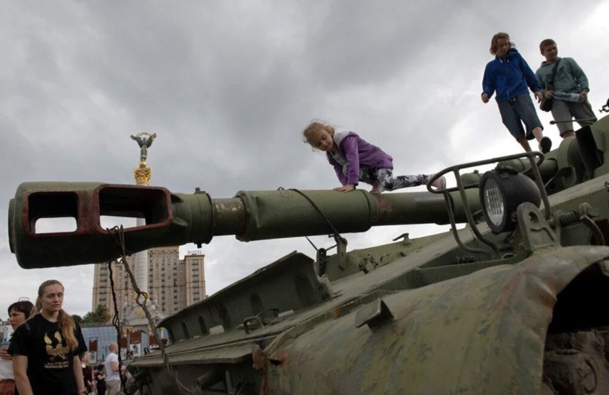 Russian tanks captured by Ukraine are on display in Kyiv #6