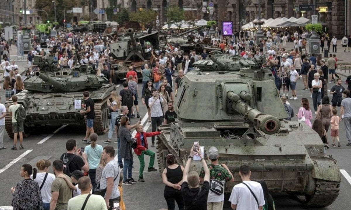 Ukrayna nın ele geçirdiği Rus tankları Kiev de sergileniyor #1