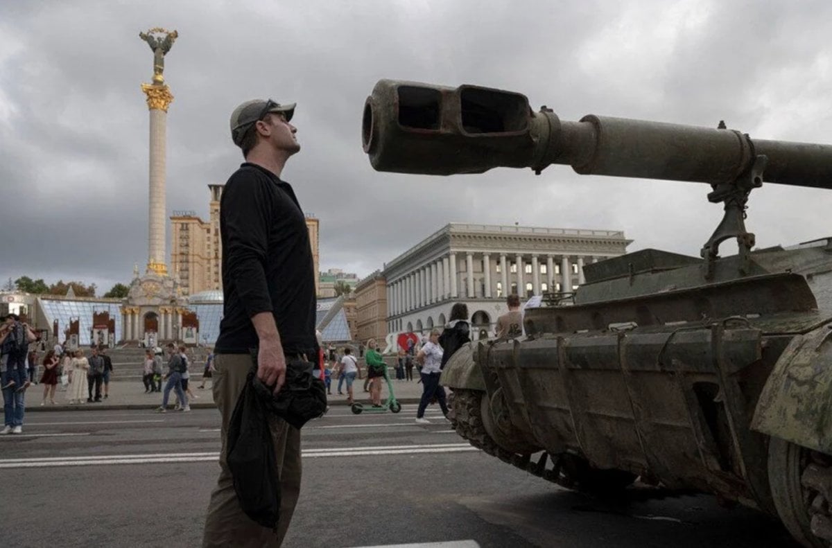 Ukrayna nın ele geçirdiği Rus tankları Kiev de sergileniyor #3