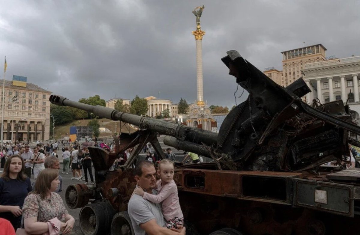 Ukrayna nın ele geçirdiği Rus tankları Kiev de sergileniyor #4