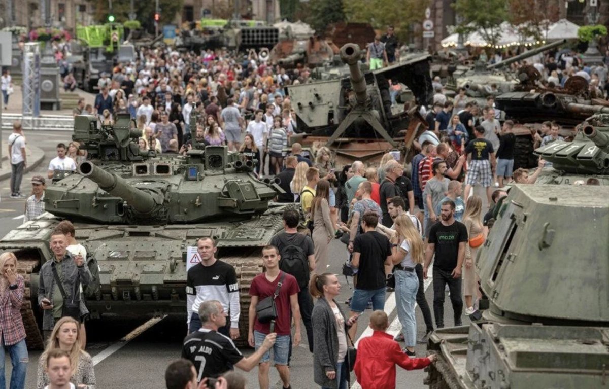 Ukrayna nın ele geçirdiği Rus tankları Kiev de sergileniyor #9