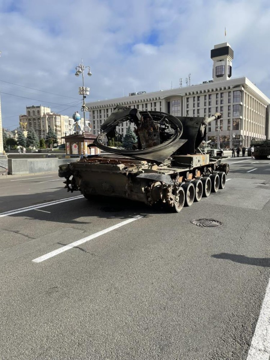 Ukrayna nın ele geçirdiği Rus tankları Kiev de sergileniyor #2