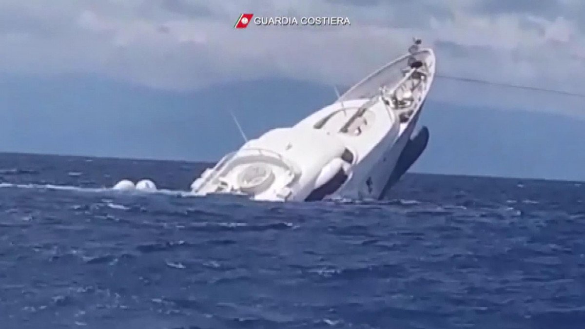Luxury yacht sunk in Italy