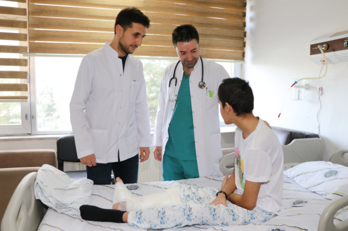 Erzurum da bacağı kopan kız, 14 ameliyat sonrası yeniden yürüdü #1