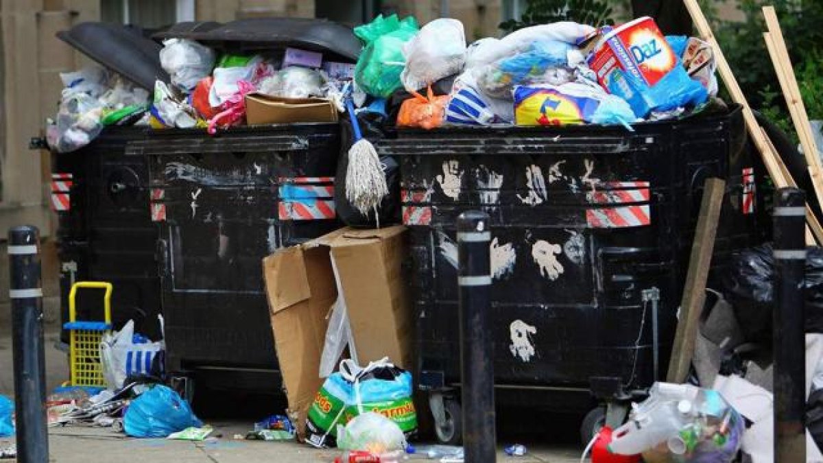 Scavengers strike in Scotland: Edinburgh streets filled with garbage #2
