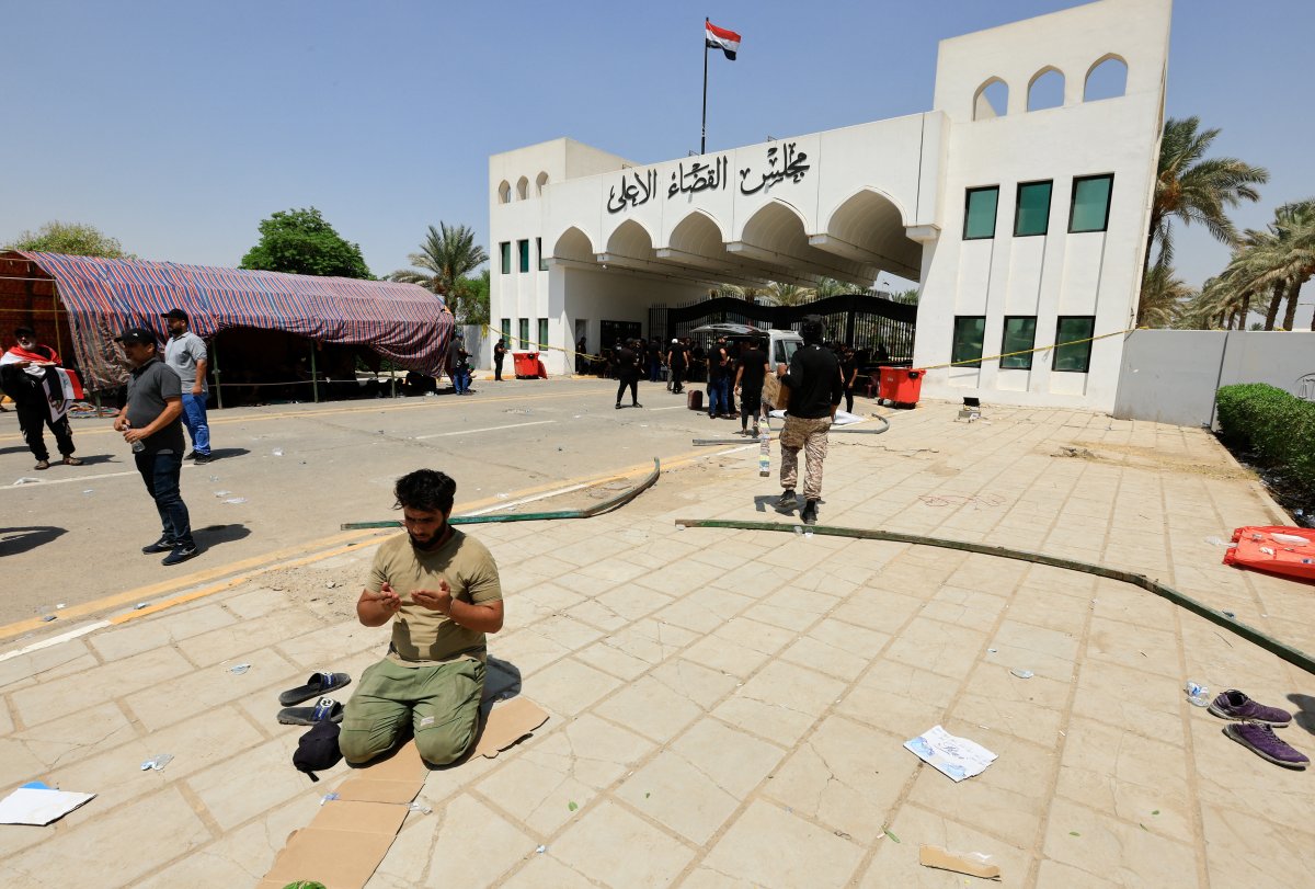 Sadr supporters set up tents in front of the Supreme Judicial Council in Iraq #8