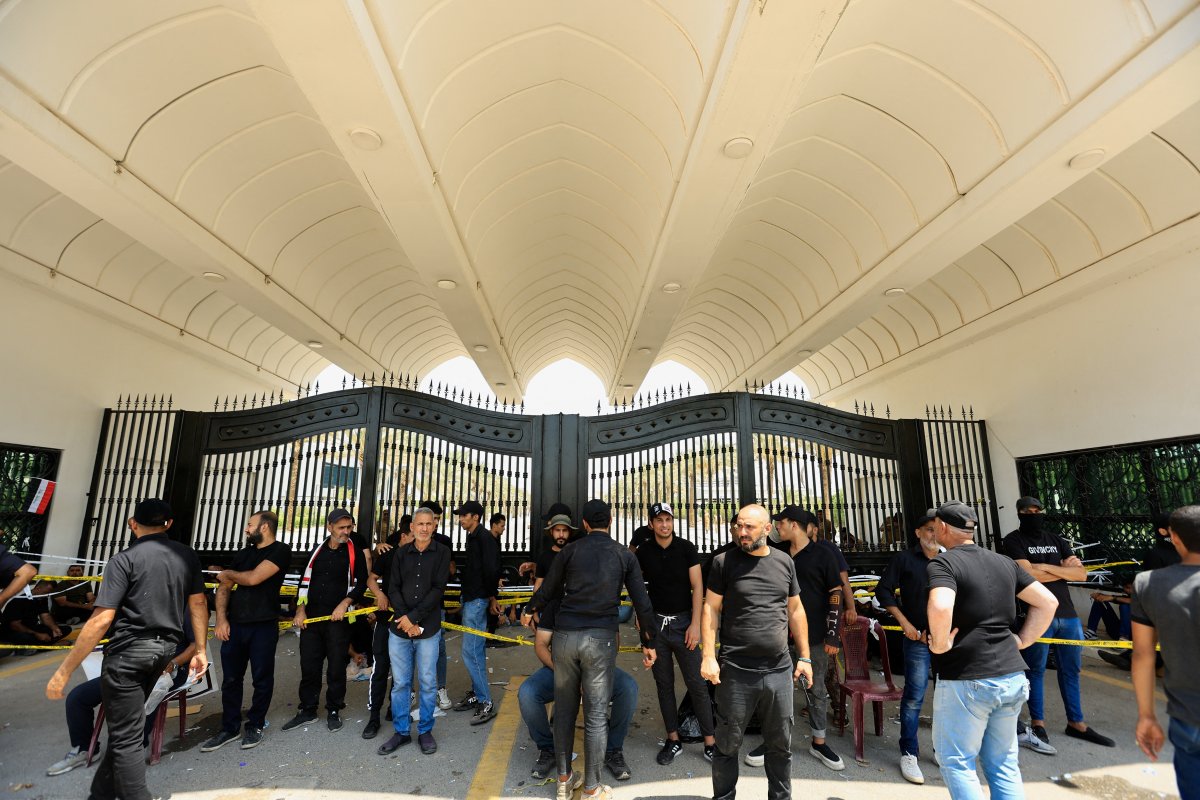 Sadr supporters set up tents in front of the Supreme Judicial Council in Iraq #4