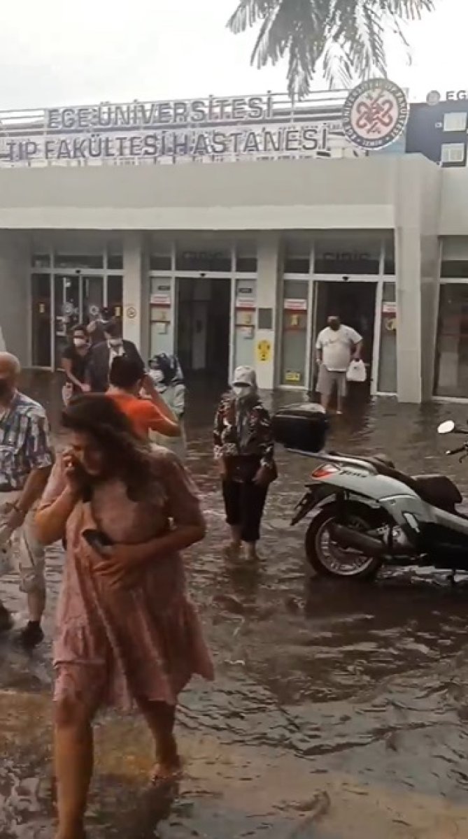 İzmir de sağanak yağmur hayatı felç etti #17