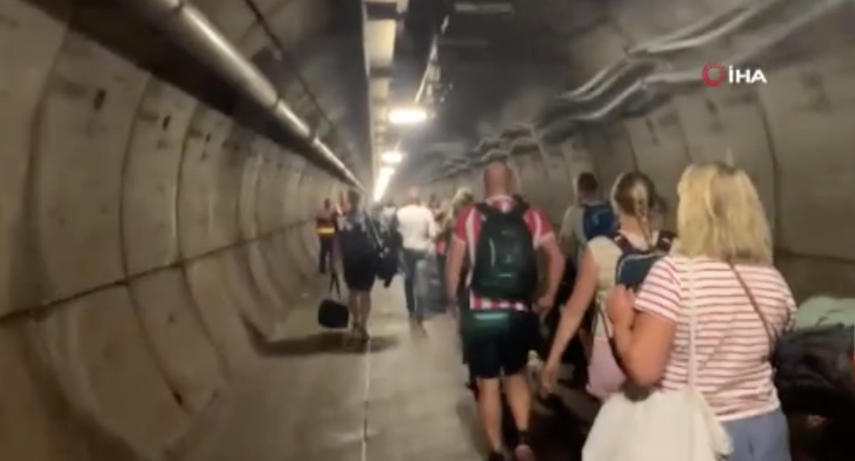 İngiltere de yolcular Manş Tüneli nde mahsur kaldı #1