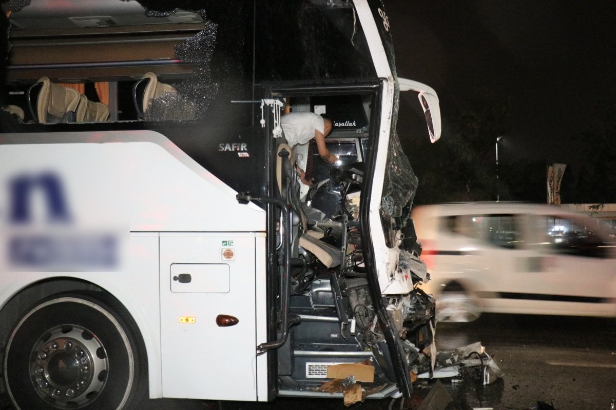Sakarya da yolcu otobüsü tıra çarptı: 25 yaralı #2